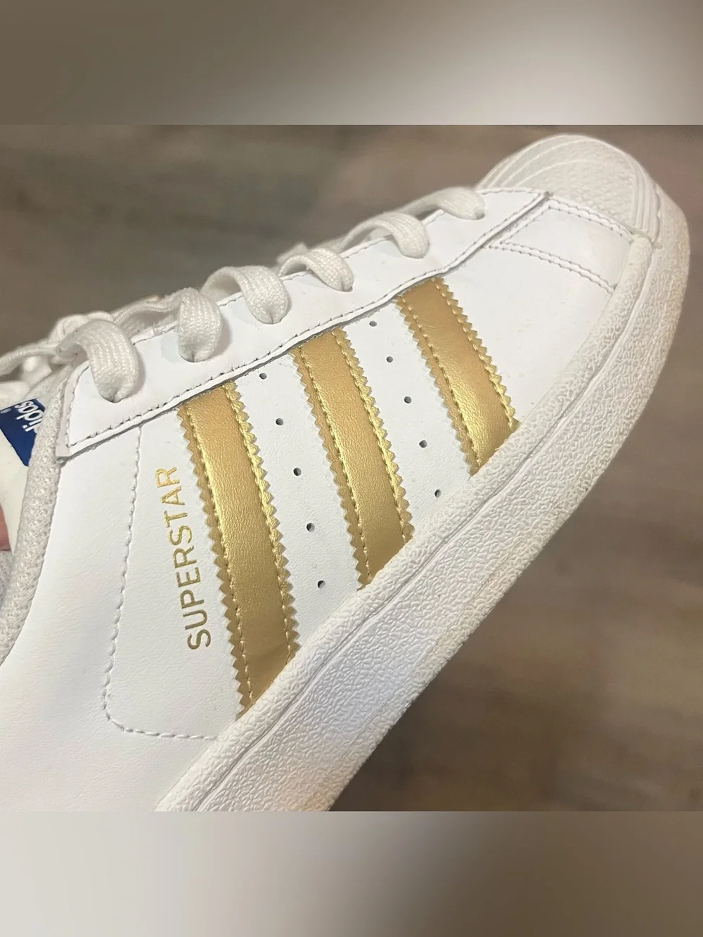 Women’s Shell Toe Adidas Superstar, Sz 8, Gold Stripes